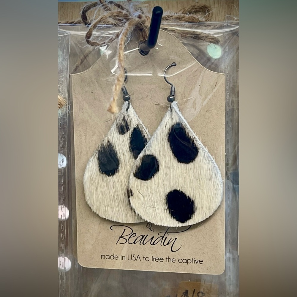 BEAUDIN - Hershey Teardrop Hair on Hide Earrings in Cheetah